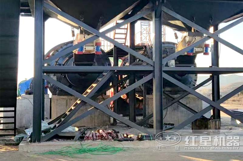 西安時產(chǎn)500噸大型磨石頭球磨機安裝現(xiàn)場 西安時產(chǎn)500噸大型磨石頭球磨機安裝現(xiàn)場