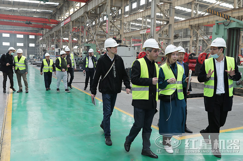 客戶一行來廠考察碎石制砂機設(shè)備 客戶一行來廠考察碎石制砂機設(shè)備