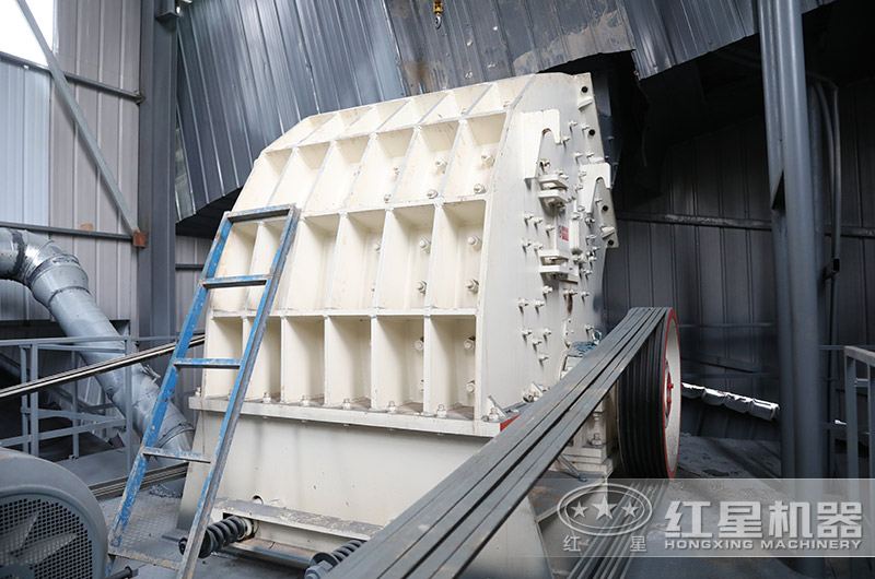 石灰石破碎客戶現(xiàn)場，適用錘破機