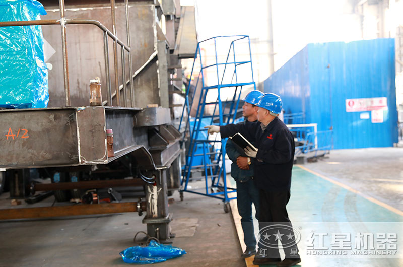 為保證質量，老師傅現場指導設備生產