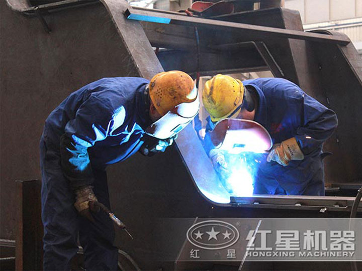 車間生產加工移動破碎機，每一臺設備都是匠心打造