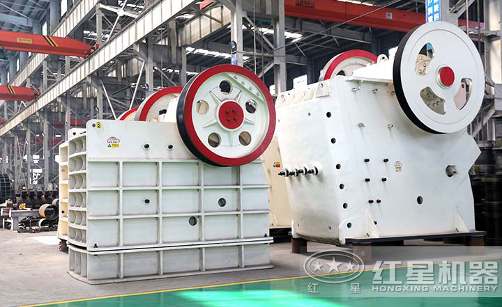 顎式破碎機實拍圖，型號多樣，價格在10-80萬之間