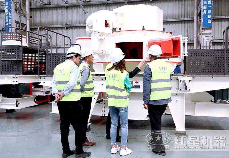 客戶來車間參觀，專業(yè)經理接待講解