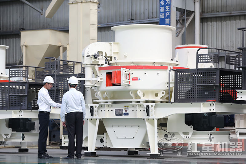 客戶在玄武巖制砂機(jī)車間參觀，經(jīng)理一對一指導(dǎo)講解